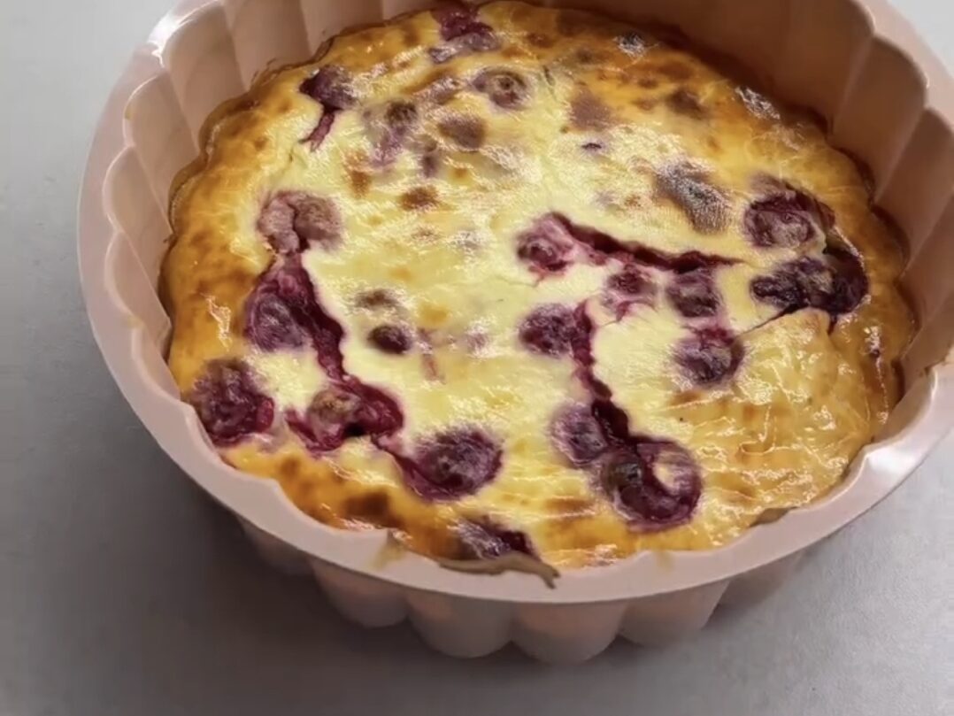 air fryer raspberry casserole after the final bake inside the machine basket