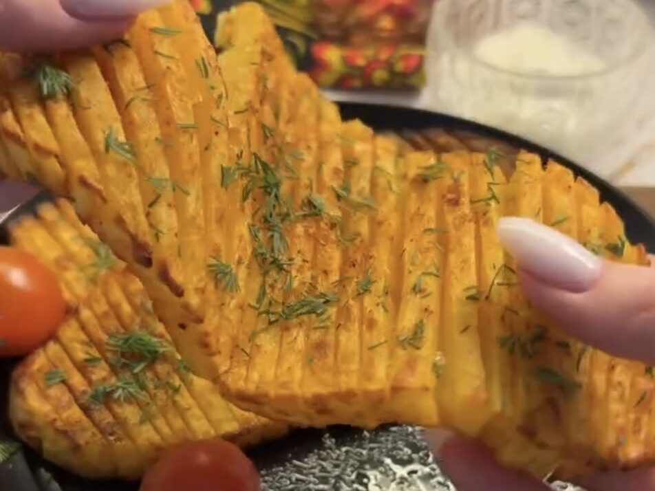 air fryer accordion potatoes stretched to show the lattice pattern after cutting