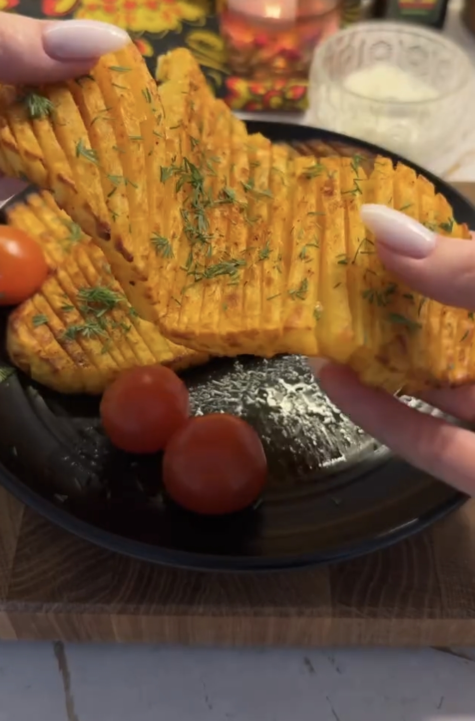 air fryer accordion potatoes stretched to show the lattice pattern after cutting